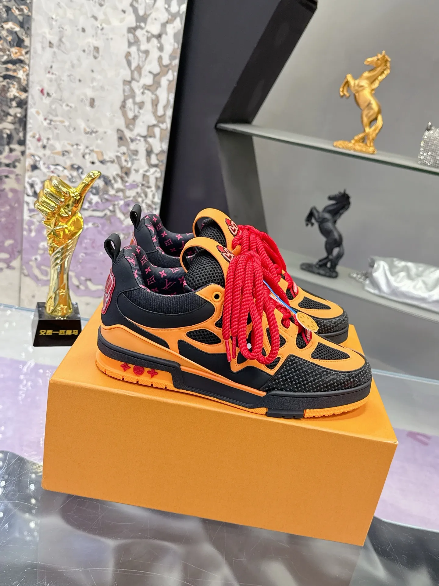 Factory price: 760💰 𝙇𝙑 𝟐𝟎𝟐5 𝐒𝐒 𝐧𝐞𝐰 Officially synchronized new colors💗 Louis Vuitton catwalk skateboard shoes are a hit, LOUIS VUITTON Trainer is undoubtedly one of the most successful Sneakers launched by luxury brands, but the pace of exploration will not stop. LOUISVUITTON will also bring a new series of skateboard shoes in the spring of 2025. The new series in the picture returns to the 90s Chunky Skate Shoes look and feel. The uppers are made of leather and mesh. The fat silhouette and thick shoelaces are very eye-catching. It is expected to have quite a few colors like the Trainer. Judging from the previous DIOR show skate shoes, this chunky style may be even stronger next year.  💎 LV small bread series LV bread shoe series 😘 Couple model Size: Female 35-40 Male 39-44, customized 45, 46